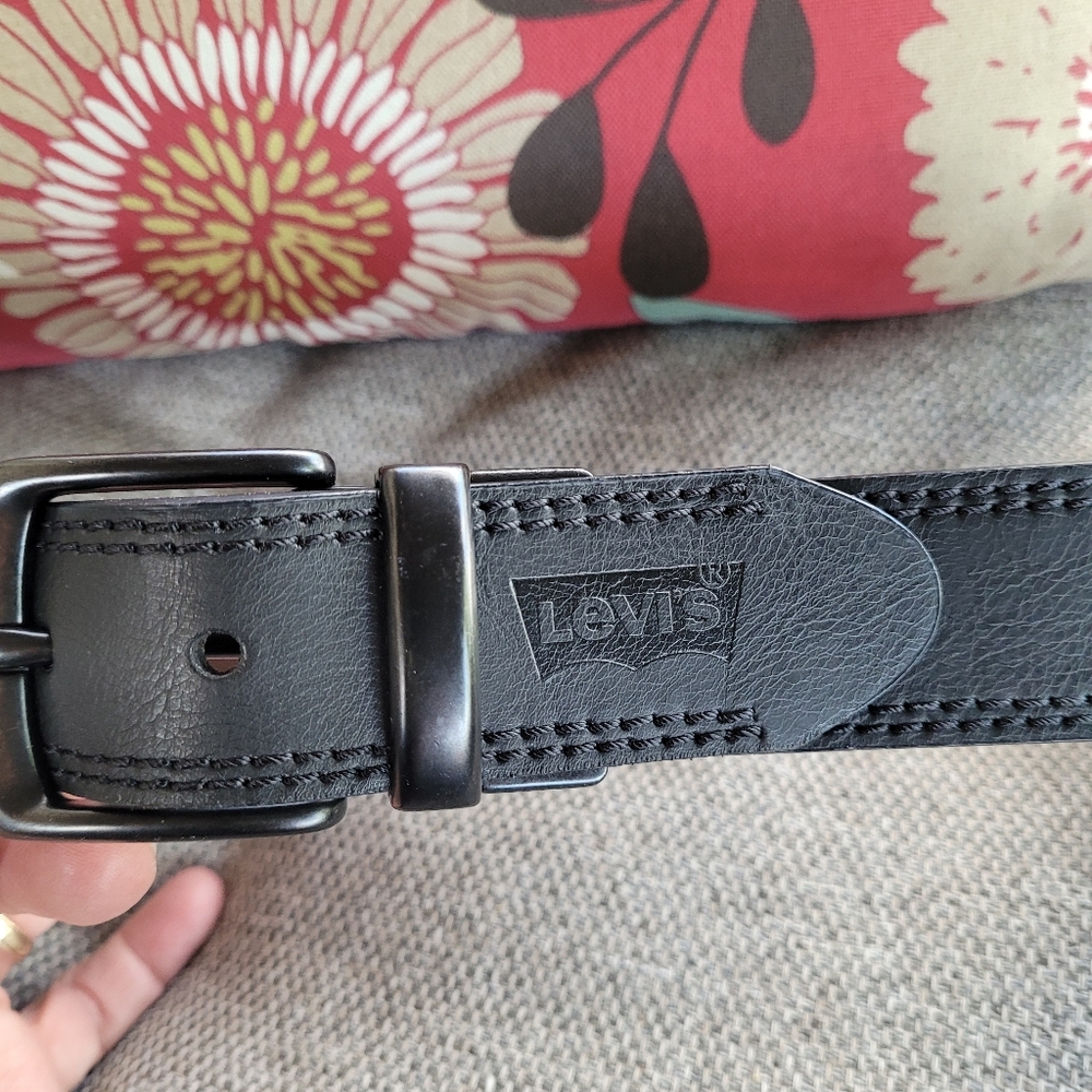 Levi's leather belt, reversible, sz 30-32